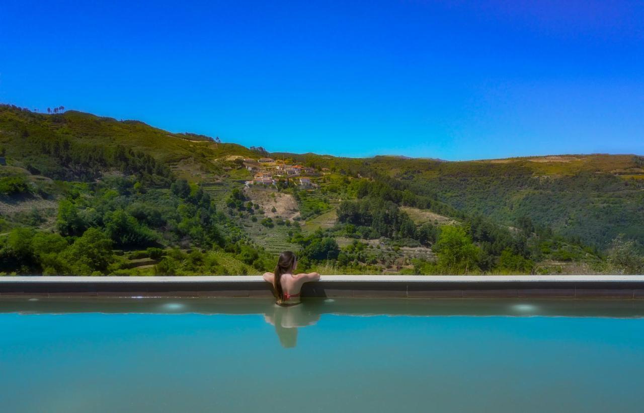 Mw Douro Wine & Spa Santa Marta de Penaguião Zewnętrze zdjęcie A woman in a swimming pool