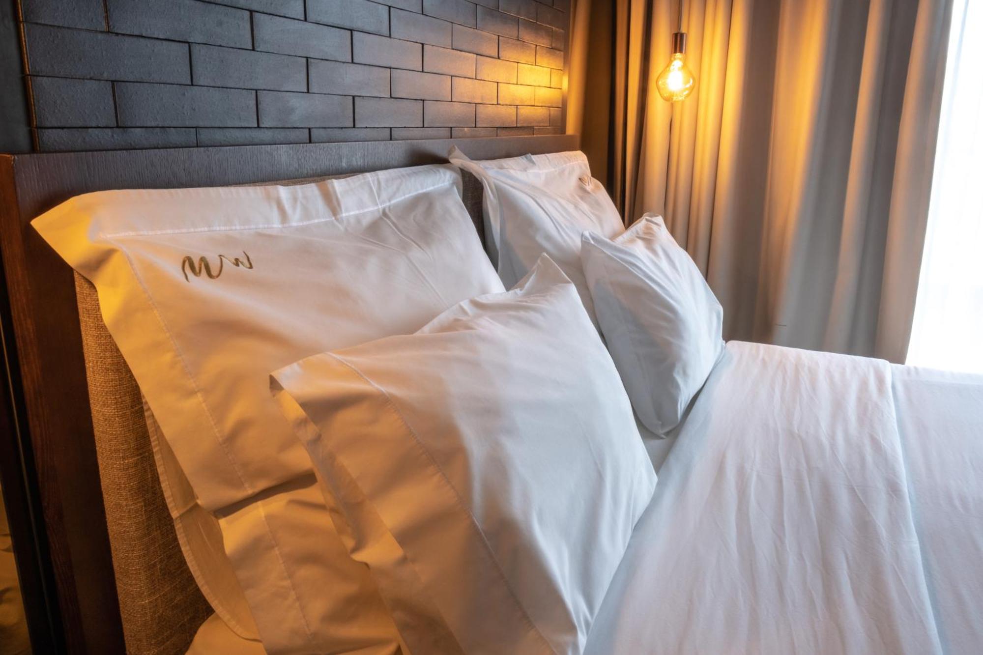 Mw Douro Wine & Spa Santa Marta de Penaguião Zewnętrze zdjęcie A bed with white sheets